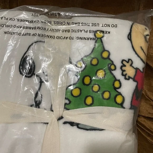 Berkshire Peanuts VelvetSoft Throw Blanket - Halloween/Thanksgiving/Christmas - Picture 4 of 5